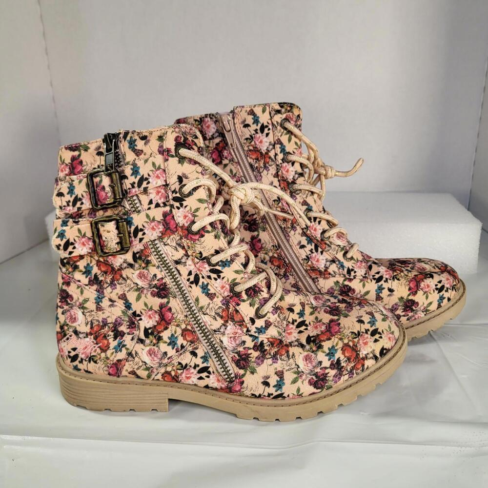 Blowfish Malibu Women Rya-K combat boot in a pink Anatasia print. sz 5